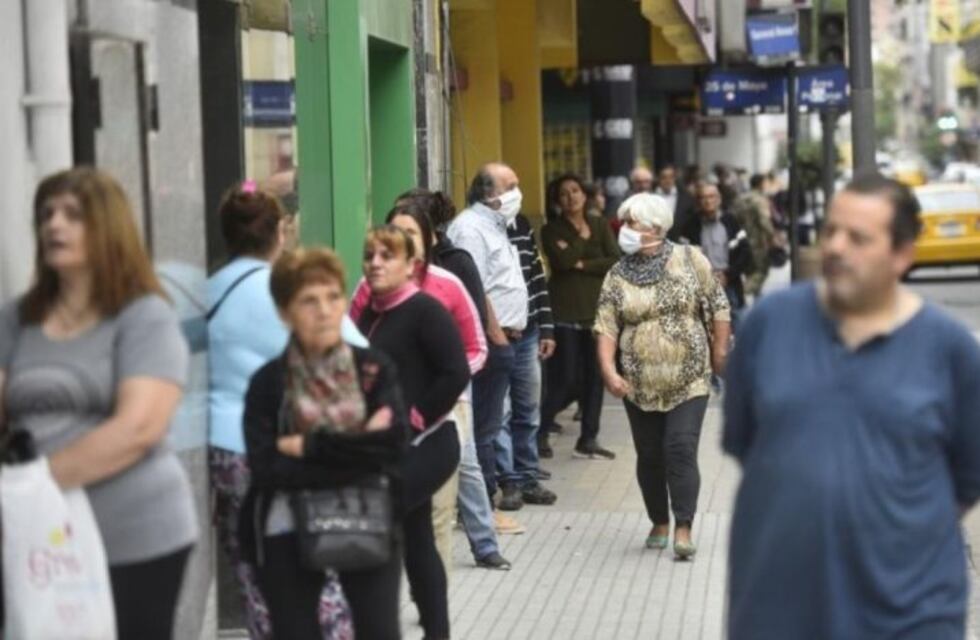 Coronavirus: hay largas filas e inconvenientes para retirar dinero de los cajeros automáticos