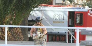 Momentos en que un especialista en explosivos lleva el artefacto a un lugar determinado para hacerlo detonar\u002E