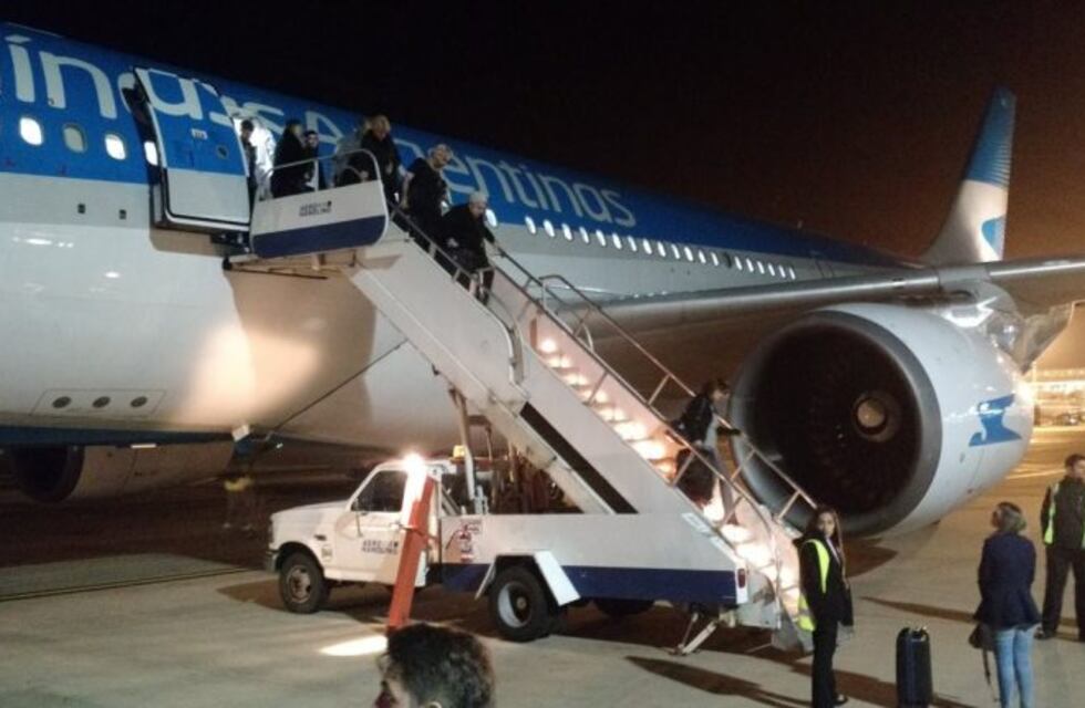 Explosión en el aire y aterrizaje de emergencia en un vuelo de Aerolíneas
