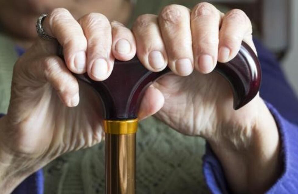 Tiene 93 años y su cuidadora la golpeó brutalmente en el rostro