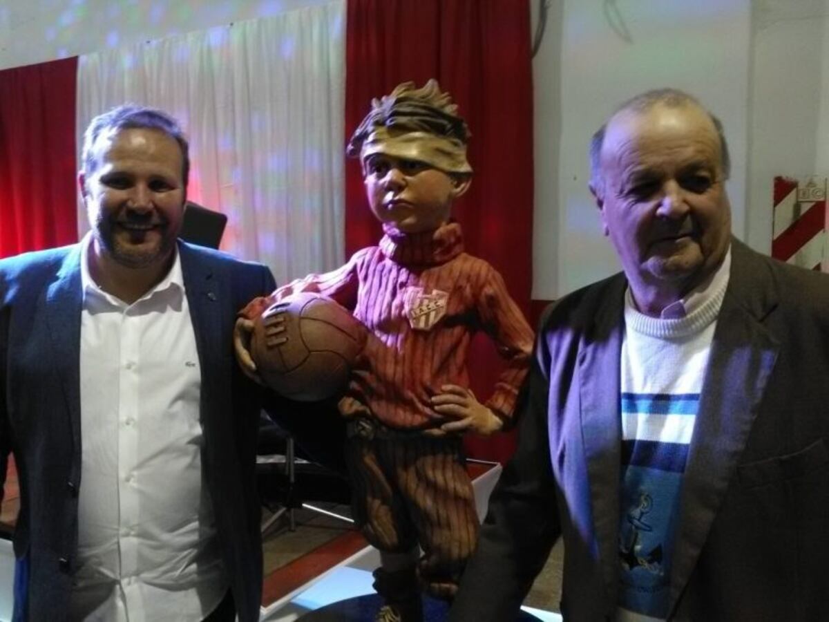 El presidente Gastón Defagot y un símbolo del club, Santo Turza, junto a la estatua a puro potrero\u002E Como La Agustina\u002E