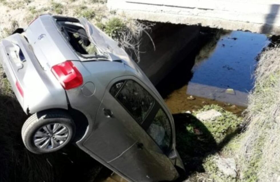 Impactante: así cayó un auto en un zanjón en Olavarría
