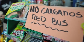 Los usuarios del transporte público de Mendoza se quejan ya que no hay lugares habilitados para cargar la Red Bus