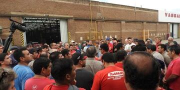 Los trabajadores decidieron tomar Vassalli ante lo que consideraron como un vaciamiento en cubierto\u002E (Radio Firmat)