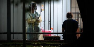 Personal médico del Hospital Cosme Argerich controla el ingreso a la guardia medica, este lunes, al cumplirse un mes de la cuarentena obligatoria por el virus COVID-19\u002E (EFE/ Juan Ignacio Roncoroni)