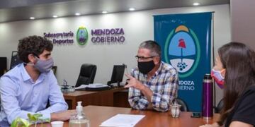 Natalio Mema, Federico Chiapetta y Daniela García durante el anuncio del beneficio a los clubes\u002E