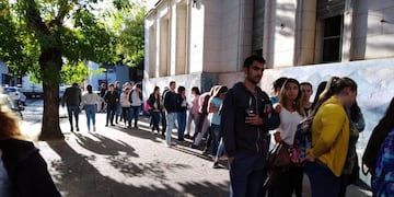 FILAS DE ESTUDIANTES\nCrédito: El Argentino