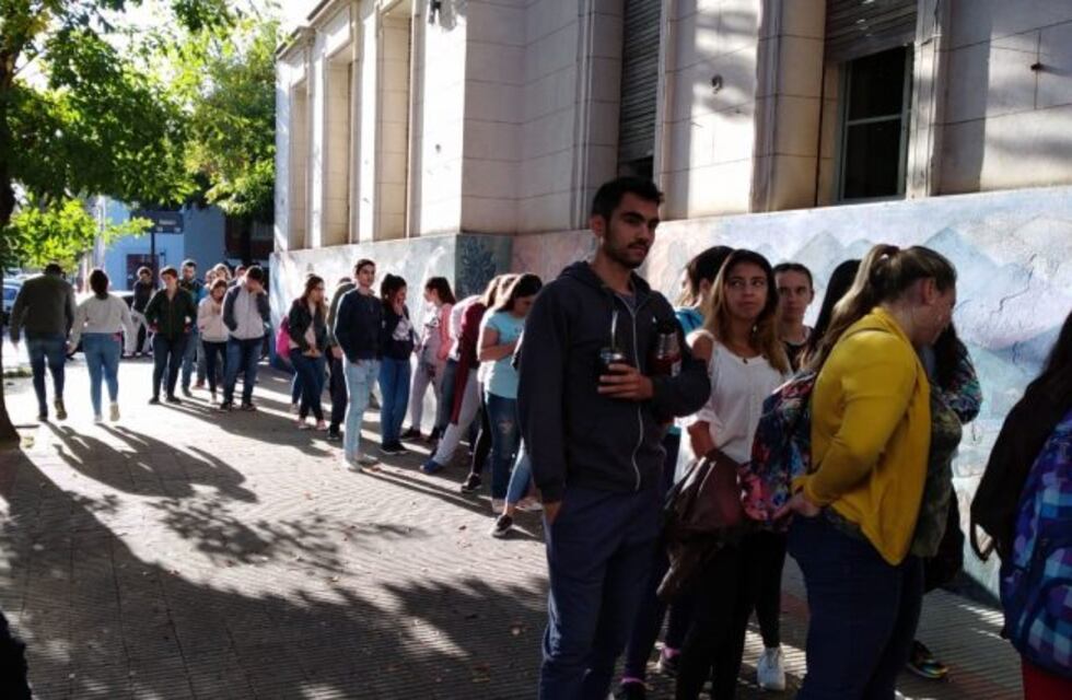 Largas filas de estudiantes para acceder a una beca