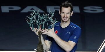 ISL392. Paris (France), 06/11/2016.- Andy Murray of Britain celebrates his victory with the trophy after winning the final match against John Isner of the US at the BNP Paribas 2016 Masters tennis tournament in Paris, France, 06 November 2016. (Tenis, Francia) EFE/EPA/IAN LANGSDON