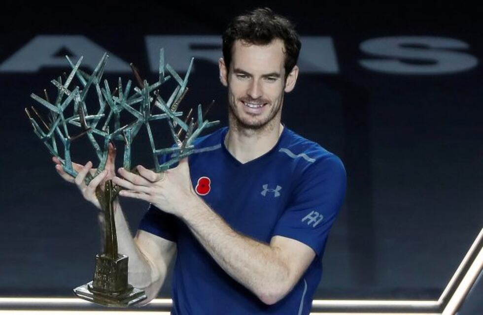 Murray celebró el primer puesto en el ránking coronándose en París ante Isner