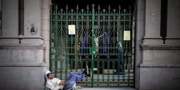 -FOTODELDIA- AME1984\u002E BUENOS AIRES (ARGENTINA), 11/04/2020\u002E- Una persona en situación de calle se recuesta en la puerta de una iglesia cerrada este sábado, en Buenos Aires (Argentina)\u002E Argentina se encuentra en cuarentena obligatoria desde el 20 de marzo y ahora se prepara para la extensión del aislamiento social preventivo y obligatorio hasta el 26 de abril, ordenado por el Gobierno\u002E Hasta el momento el país registra 1\u002E975 casos confirmados de COVID-19, de los cuales 82 fallecieron, según el último informe del Ministerio de Salud\u002E EFE/ Juan Ignacio Roncoroni