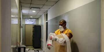 -FOTOGALERÍA- ACOMPAÑA CRÓNICA: CORONAVIRUS ARGENTINA - AME3295\u002E BUENOS AIRES (ARGENTINA), 08/09/2020\u002E- Personal médico realiza recorridos de rutina para controlar pacientes COVID-19, el 6 de septiembre de 2020, en un hospital de la Provincia de Buenos Aires (Argentina)\u002E La curva de casos de coronavirus escala sin pausa en Argentina y el personal sanitario es hoy el recurso más valioso para hacer frente a la pandemia, pero médicos y enfermeros están ya al borde del colapso por el estrés, el agotamiento y la amenaza de contagio\u002E EFE/ Juan Ignacio Roncoroni