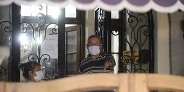 Un empleado del geriatrico de Belgrano\u002E (foto: Fernando de la Orden)