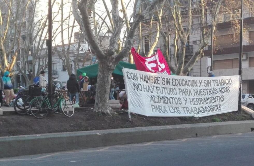 Organizaciones sociales pasaron la noche frente a la Municipalidad para reclamar trabajo y alimentos