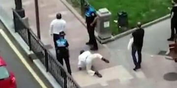 Video: un hombre fingió ser un perro para evitar que lo multen por no llevar tapabocas