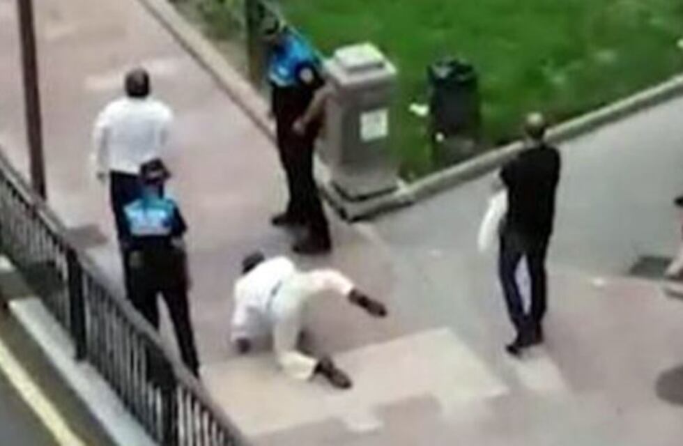 Video: un hombre fingió ser un perro para evitar que lo multen por no llevar tapabocas