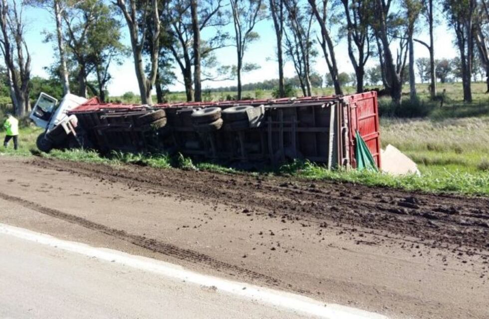 Camión cargado de gaseosas quiso parar en la banquina y terminó volcando