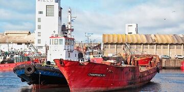 Comenzó el plan de desguace de buques inactivos en el puerto marplatense (Foto: Loquepasa)