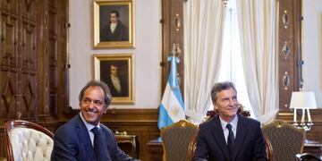 El presidente de Argentina Mauricio Macri (d) habla con su rival en la carrera presidencial el peronista Daniel Scioli (EFE)