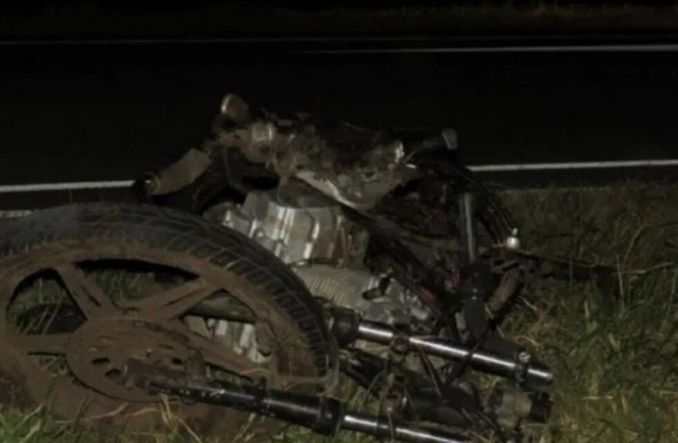 Circulaba en su moto sin casco, chocó contra una camioneta y murió