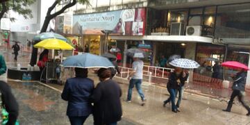 La lluvia comenzó a generar problemas en Córdoba, sobre todo en el tránsito por las calles de la ciudad\u002E