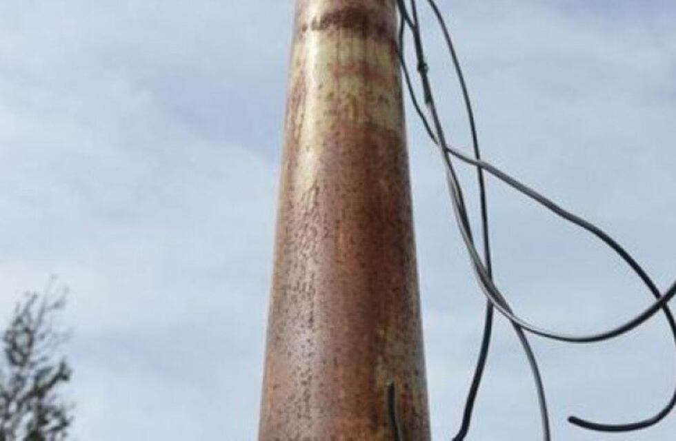 Un niño se electrocutó al tocar un poste de luz: está grave