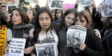 DYN609, BUENOS AIRES, 05/08/2017, AMIGOS Y COMPAÑEROS DE ANAHI BENITEZ, RECLAMARON JUSTICIA POR LA MUERTE DE LA JOVEN, MARCHANDO DESDE LA AV\u002E 9 DE JULIO Y AV\u002E DE MAYO HASTA EL CONGRESO DE LA NACION\u002E\nFOTO:DYN/PABLO AHARONIAN\u002E