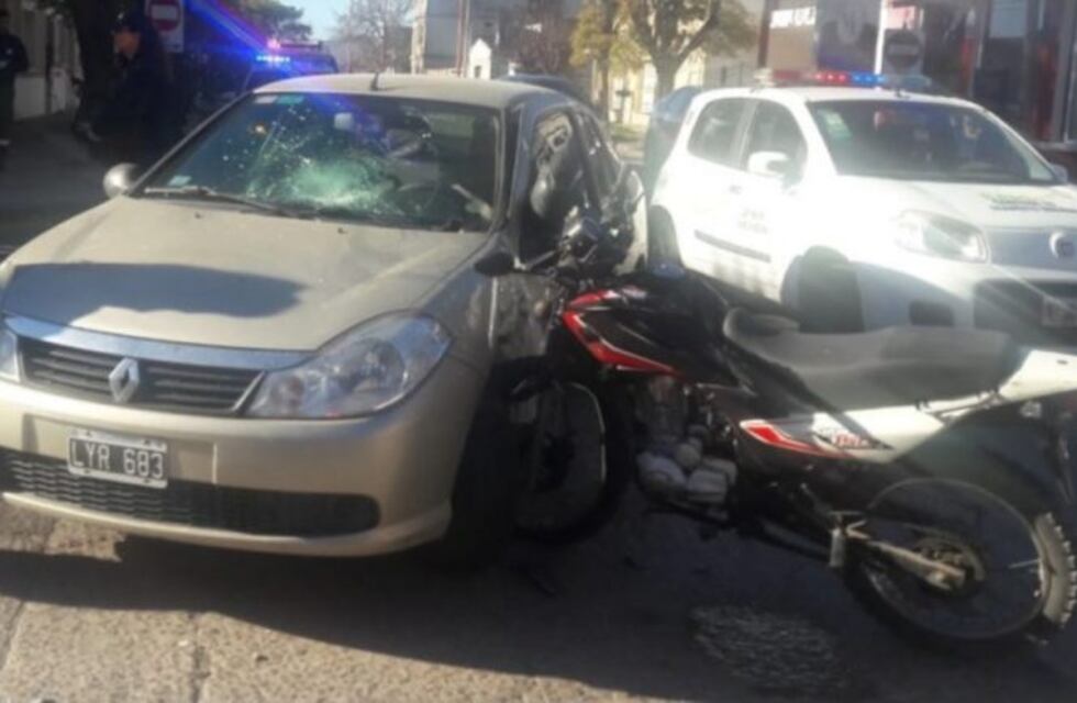 Una adolescente de 15 años herida tras un choque entre un auto y una moto