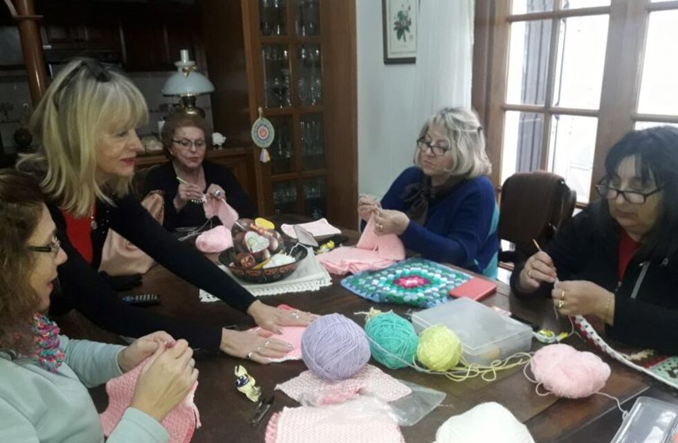 Tejedoras solidarias puntaltenses hacen mantas para los vulnerables