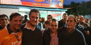 Tony Lindstrom en el centro junto a Herrera Ahuad