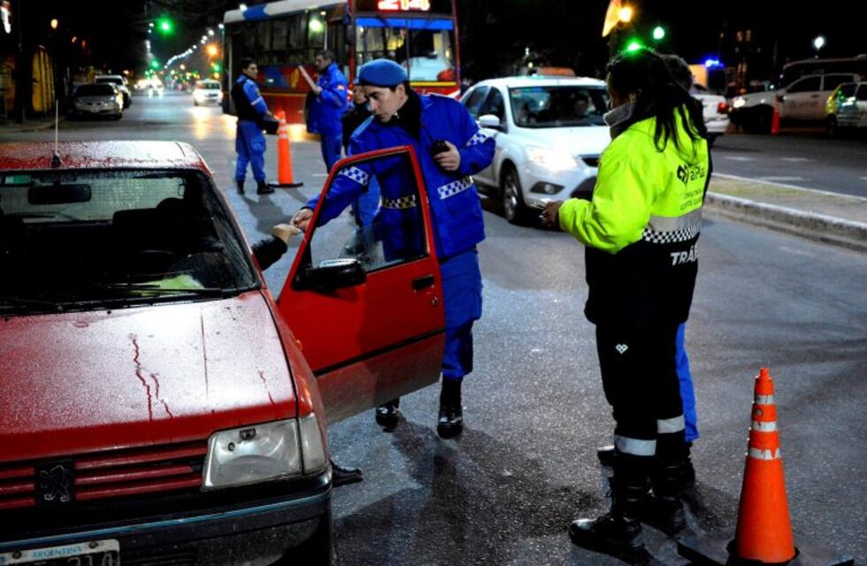 Controles en las calles platenses para evitar transporte ilegal
