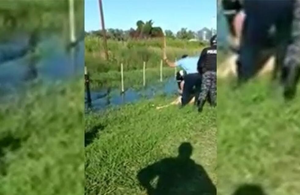 Escándalo por un video donde un policía golpea a un hombre desnudo