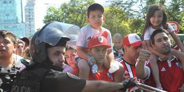 simpatizantes reciben recibimiento bienvenida festejo festejos fiesta con los jugadores futbolistas en el estadio cancha de river plate\r\n\r\nAME1713\u002E BUENOS AIRES (ARGENTINA), 23/12/2018\u002E- Integrantes de la policía vigilan el ingreso de hinchas de River Plate a la celebración por la victoria en la Copa Libertadores   EFE/Aitor Pereira buenos aires  llegada del equipo plantel de river plate futbol festejo festejos fiesta de los hinchas y jugadores en el estadio monumental