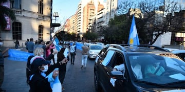 Una multitudinaria marcha, con apoyo de los vecinos que salieron a saludar en el recorrido, como en Patio Olmos\u002E
