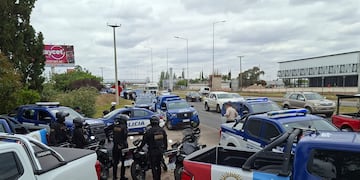 Hay dos personas detenidas tras el megaoperativo en un hotel alojamiento de Córdoba.  (Ramiro Pereyra / La Voz)