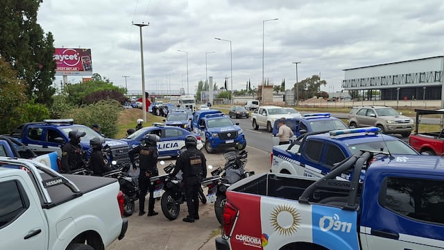 Hay dos personas detenidas tras el megaoperativo en un hotel alojamiento de Córdoba. (Ramiro Pereyra / La Voz)