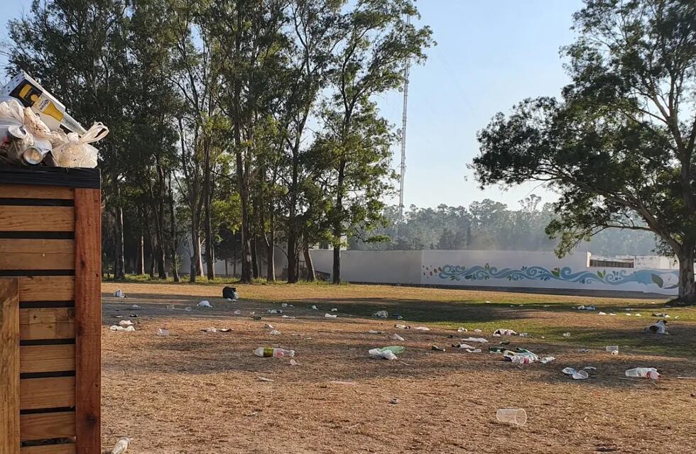 La Costanera Arroyito amaneció con mucha basura luego de la noche joven