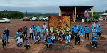 El memorial consiste en un mural con imágenes en relieve donde se observa un reloj, el libro de la vida y el rostro de Marilú.
