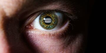 Qué es WorldCoin, la aplicación global de criptomonedas que escanea iris. (Shutterstock)
