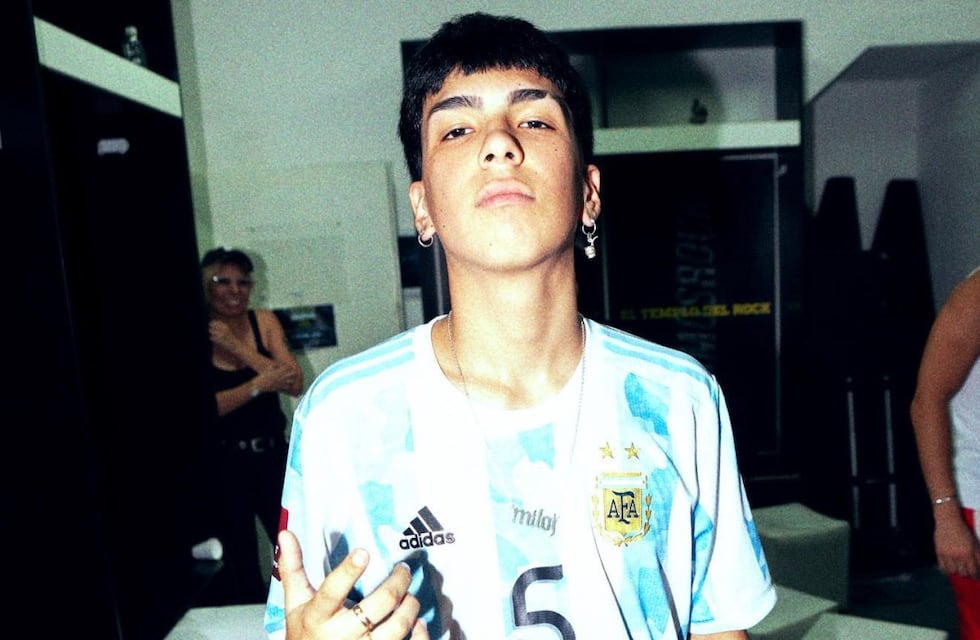 El día que Milo J saltó del escenario y siguió su show cantando entre el público