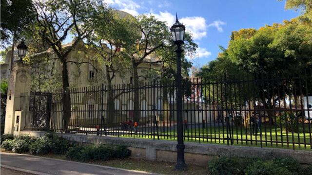 Los delincuentes colgaron una bandera pintada sobre la reja de la entrada a Telefe.