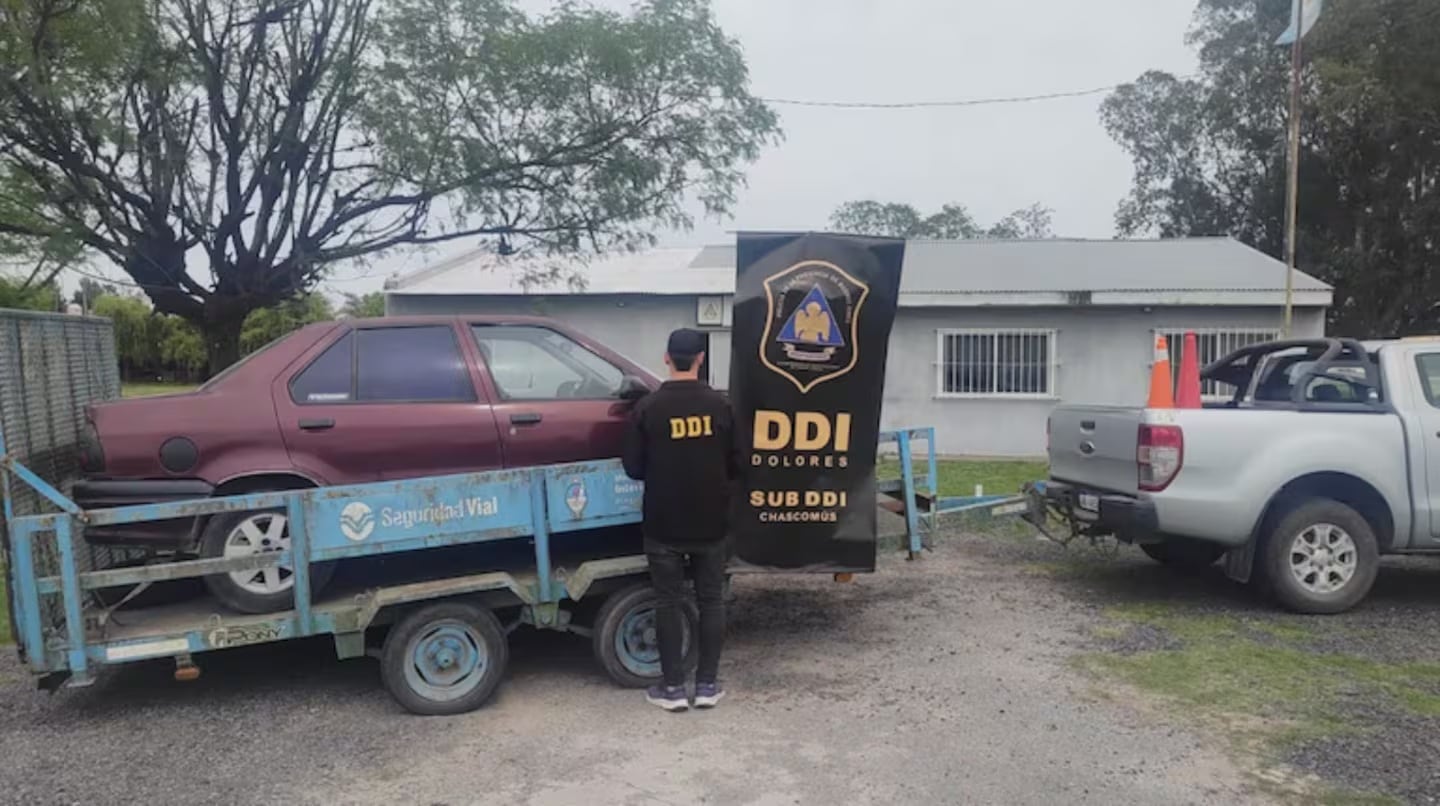 el auto en donde llevó a la jubilada que abandonó en la ruta