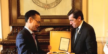 El gobernador Carlos Sadir entregó presentes representativos de la provincia al embajador Lee Yong-soo y lo invitó a firmar el Libro de Oro del Salón de la Bandera.
