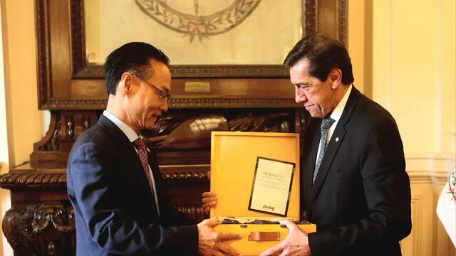 El gobernador Carlos Sadir entregó presentes representativos de la provincia al embajador Lee Yong-soo y lo invitó a firmar el Libro de Oro del Salón de la Bandera.