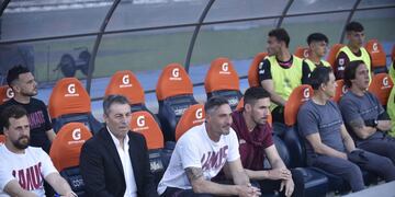 Frank Kudelka, acompañado por Mauricio Caranta, le ganó el mano a mano a Javier Gandolfi. Los hinchas de Talleres lo ovacionaron (La Voz).