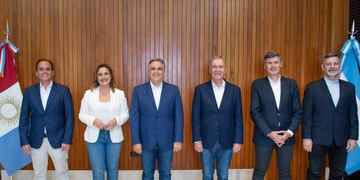 Juan Schiaretti y Martín Llaryora, con los integrantes de las dos fórmulas del oficialismo.