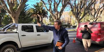 Emir Félix retomó sus funciones como intendente después de estar al borde de la muerte.
