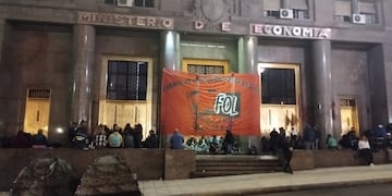Trabajadores de cooperativas mantienen la manifestación en el Ministerio de Economía.