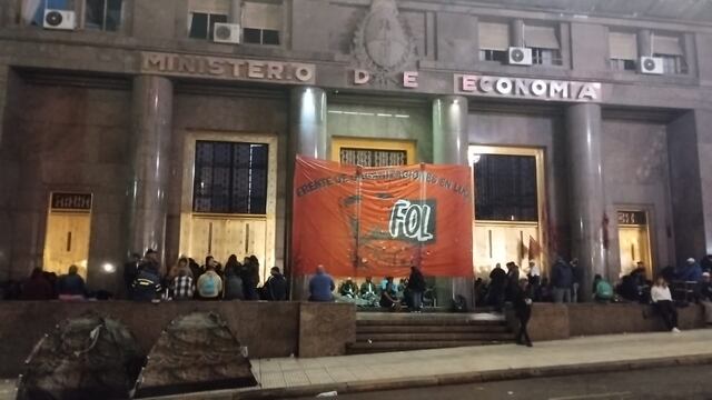 Trabajadores de cooperativas mantienen la manifestación en el Ministerio de Economía.