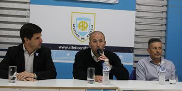 El intendente de Rafaela Leonardo Viotti, el presidente de Atlético de Rafaela, Diego Kurganoff y Gustavo Belinde, presidente de la Comisión de Automovilismo del club